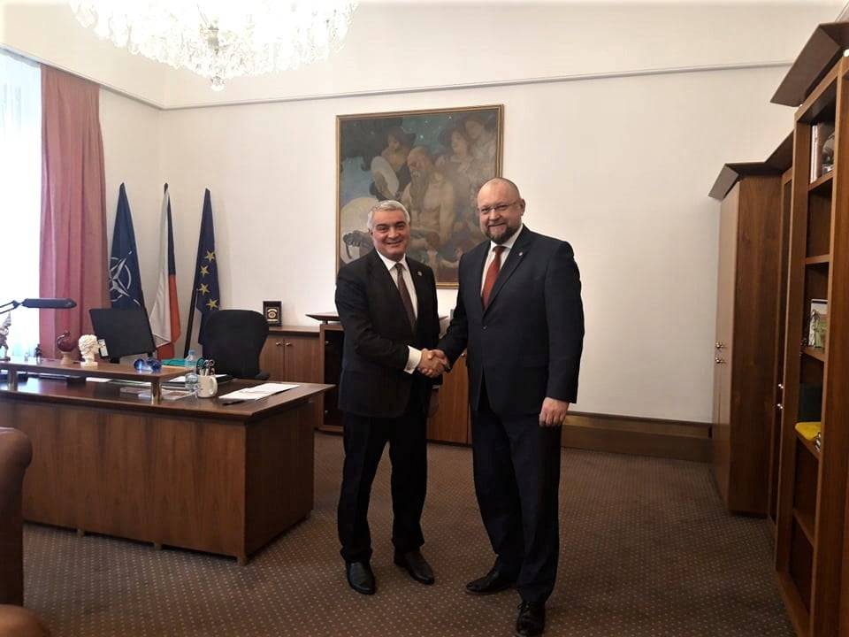 Ամբողջ ալբոմ