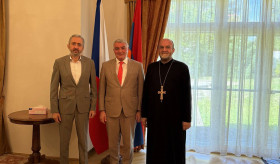 ՀՀ դեսպան Աշոտ Հովակիմյանը հյուրընկալեց Չեխիայի, Սլովակիայի և Հունգարիայի Հայ առաքելական եկեղեցու հոգևոր հովիվ Բարսեղ վարդապետ Փիլավչյանին և Մաչանենց արվեստի միջազգային շրջագայության շրջանակներում Հայաստանից Չեխիա ժամանած պատվիրակությանը