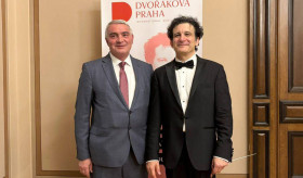 ՀՀ դեսպան Աշոտ Հովակիմյանը, Դվորժակի փառատոնի տնօրեն Յան Սիմոնի հրավերով, ներկա գտնվեց ֆրանսահայ հանրաճանաչ դիրիժոր Ալան Ալթինողլուի ղեկավարած Ֆրանքֆուրթի ռադիոյի սիմֆոնիկ նվագախմբի համերգին: