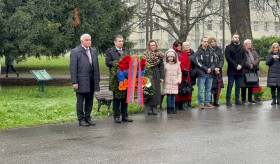 Դեկտեմբերի 12-ին Սերբիայում ՀՀ դեսպան Աշոտ Հովակիմյանը ծաղկեպսակ զետեղեց Զեմունում գտնվող հայկական խաչքարին, որը նվիրված է 1988 թ. Սպիտակի երկրաշարժի օրերին Հայաստանին հումանիտար օգնություն հասցնելիս զոհված սերբ օդաչուների հիշատակին