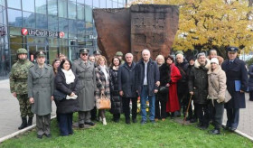 Դեկտեմբերի 13-ին Նովի Սադ քաղաքում ՀՀ դեսպան Աշոտ Հովակիմյանը ծաղկեպսակ զետեղեց նախկին հայկական եկեղեցու տարածքում տեղադրված խաչքարին, որը  կանգնեցվել է նույն ողբերգական օրերին զոհված սերբ օդաչուների հիշատակին