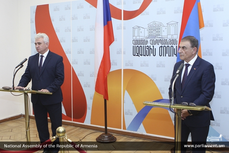 Ամբողջ ալբոմ