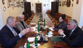 Դեսպան Աշոտ Հովակիմյանի հանդիպումը Չեխիայի խորհրդարանի Պատգամավորների պալատի Պաշտպանության կոմիտեի նախագահի տեղակալ, ՆԱՏՕ-ի ԽՎ–ում Չեխիայի պատվիրակության ղեկավար, չեխ-հայկական բարեկամության պատգամավորական խմբի անդամ Յոսեֆ Հայեկի հետ