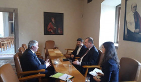 Դեսպան Աշոտ Հովակիմյանն աշխատանքային հանդիպում ունեցավ Պրահայի Կարլի համալսարանի Արվեստների ֆակուլտետի դեկան Միխալ Պուլլմաննի և Ֆակուլտետի Արևելաեվրոպական ուսումնասիրությունների բաժնի ղեկավար Ստանիսլավ Տումիսի հետ