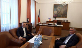 Դեսպան Աշոտ Հովակիմյանին ընդունեց Չեխիայի խորհրդարանի Պատգամավորների պալատի նախագահի տեղակալ, Ազատություն և ուղիղ ժողովրդավարություն կուսակցության ղեկավար Տոմիո Օկամուրան