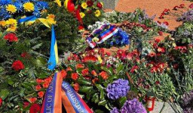 Հաղթանակի օրվա կապակցությամբ Չեխիայում ՀՀ դեսպանության կողմից ծաղկեպսակ զետեղվեց Չեխոսլովակիայի ազատագրման ժամանակ զոհված Կարմիր բանակի զինվորներին նվիրված հուշարձանին