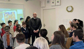Ambassador Ashot Hovakimian with spouse and the Embassy staff attended the event organized in connection with the New Year and Christmas holidays at the Armenian Saturday School in Prague.