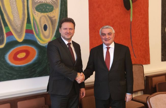 Փետրվարի 12-ին դեսպան Հովակիմյանը հանդիպում է ունեցել Չեխիայի Խորհրդարանի Պատգամավորների պալատի Արտաքին հարաբերությունների հանձնաժողովի նախագահ Ռադեկ Վոնդրաչեկի հետ
