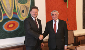 Փետրվարի 12-ին դեսպան Հովակիմյանը հանդիպում է ունեցել Չեխիայի Խորհրդարանի Պատգամավորների պալատի Արտաքին հարաբերությունների հանձնաժողովի նախագահ Ռադեկ Վոնդրաչեկի հետ